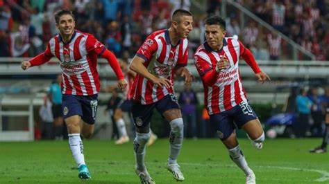 “Reviven” Las Chivas y golean 4-1 al Atlas en el Clásico Tapatío