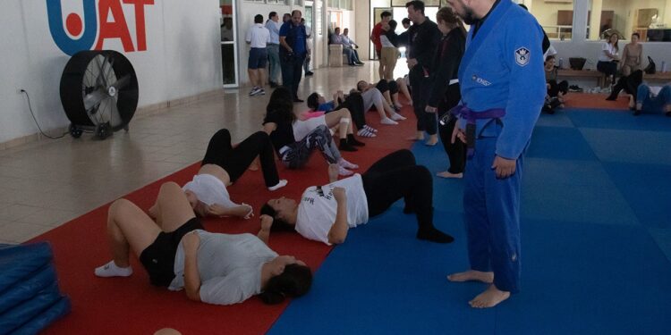 Imparte la UAT taller de defensa personal para las universitarias