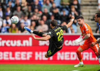 Santiago Giménez marca doblete en triunfo del Feyenoord en Holanda