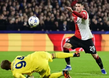 Santi Giménez brilla en la Champions y entra al equipo de la Semana