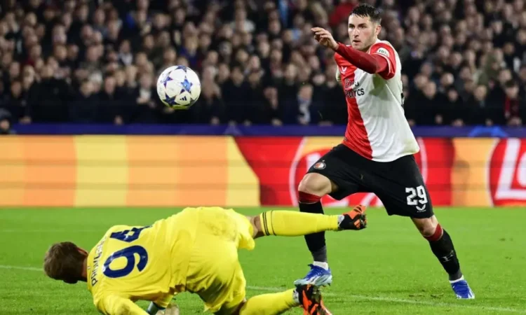 Santi Giménez brilla en la Champions y entra al equipo de la Semana