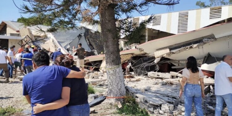 Personas fallecidas, heridos y atrapados tras derrumbarse techo de Iglesia de Cd. Madero