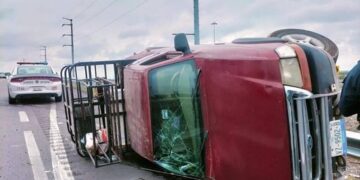 Vuelca camioneta, chofer lesionado