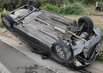 Vuelca auto, conductor se lesiona