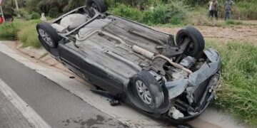 Vuelca auto, conductor se lesiona