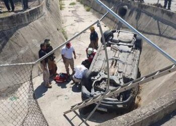 Salva la vida al volcar y caer a canal