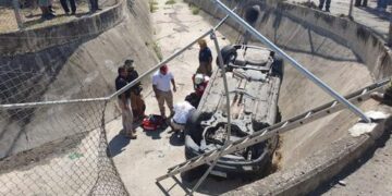 Salva la vida al volcar y caer a canal