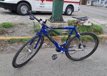 Ciclista se lesiona al chocar con auto