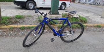 Ciclista se lesiona al chocar con auto