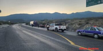 Despojan sujetos armados a familia de su auto