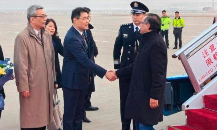 Petro en China: entre la Seda, el Metro y el Comercio