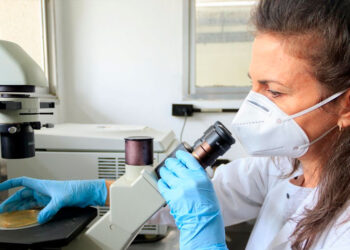 Mujeres en Venezuela dominan el campo de la investigación científica