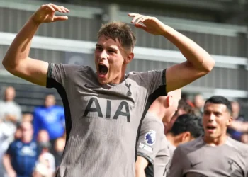 El Tottenham gana al Luton y asalta el liderato de la Premier