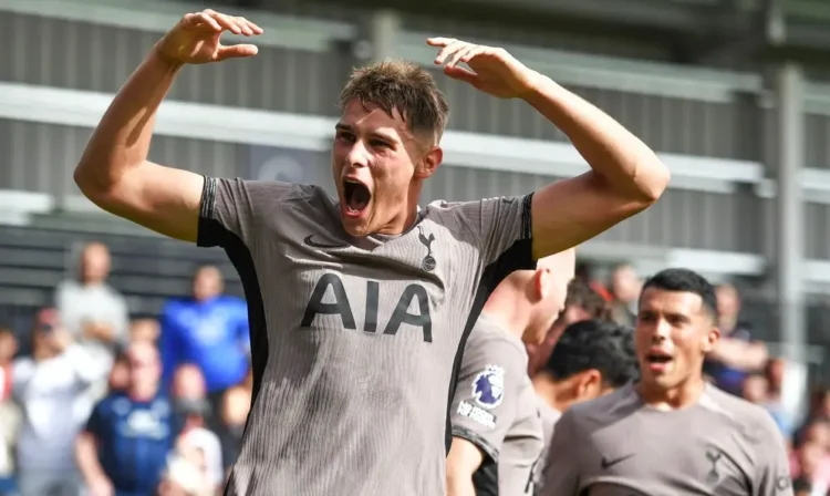 El Tottenham gana al Luton y asalta el liderato de la Premier