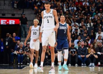 Doncic brilla y los Mavericks vencen a los Spurs en debut de Wembanyama