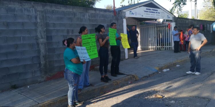 Protestan padres por amenazas a alumnos de primaria “Lázaro Cárdenas” de Cd. Victoria
