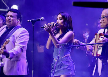 Los Ángeles Azules y María Becerra electrizan el festival multiverso