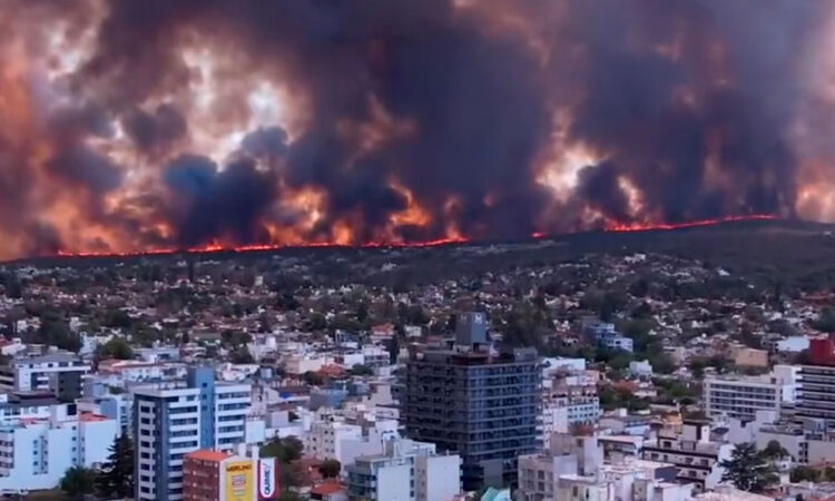 Córdoba arde: grave incendio forestal avanza y vecinos luchan contra las llamas