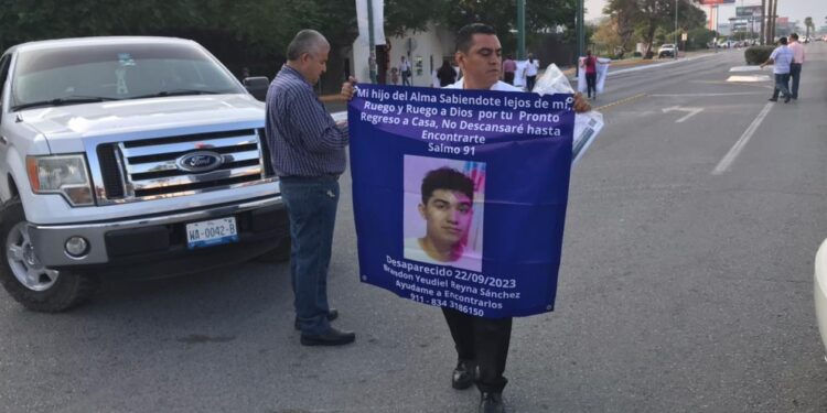 Bloquean vialidad frente a Casa de Gobierno familiares de joven desaparecido