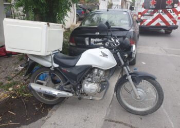 Repartidor cae de moto y se lesiona