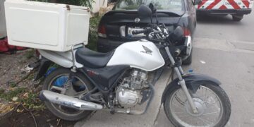 Repartidor cae de moto y se lesiona