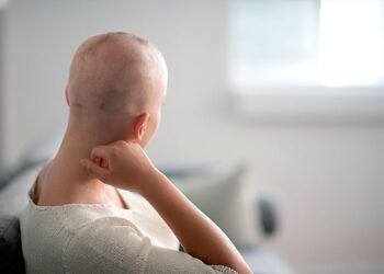 Más allá del cabello: el silente impacto emocional del cáncer de mama