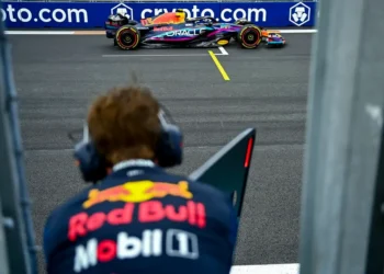 Checo Pérez se queda desmiente rumores de retiro y confirma su futuro en Red Bull