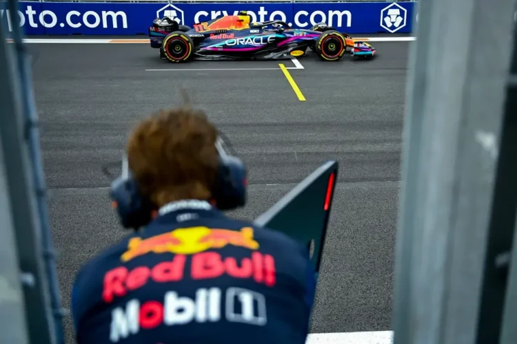 Checo Pérez se queda desmiente rumores de retiro y confirma su futuro en Red Bull