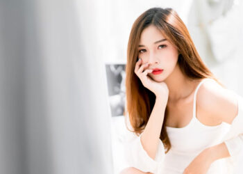 Renueva tu otoño 6 formas de brillar con un crop Top blanco