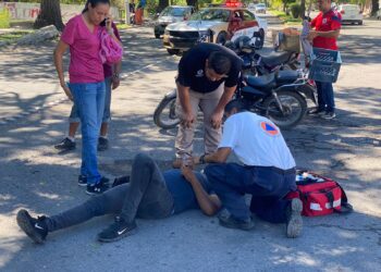 Motociclista se lesiona al chocar contra auto