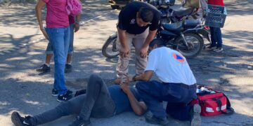 Motociclista se lesiona al chocar contra auto