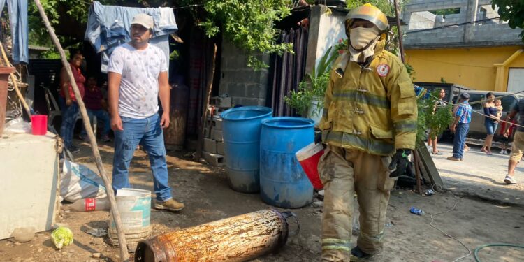 Fuego arrasa con domicilio y hasta con animales