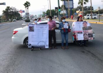 Bloquean vialidad frente a Casa de Gobierno familiares de joven desaparecido