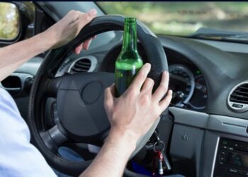 Chikushino demuestra el peligro de conducir ebrio con prueba impactante