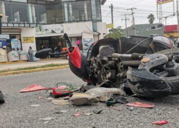 Microbús embiste a mujer motociclista