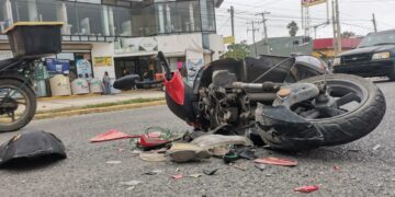 Microbús embiste a mujer motociclista