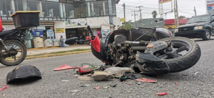 Microbús embiste a mujer motociclista