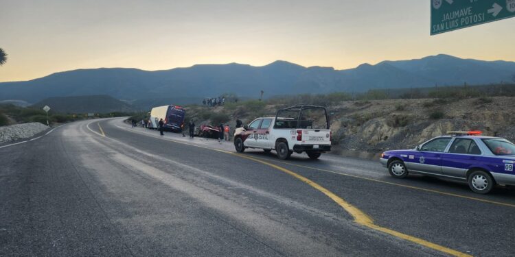 Un herido al chocar autobús contra auto en ruta Victoria-Jaumave
