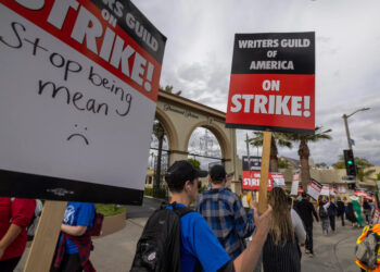 Guionistas de Hollywood finalizan huelga y dan luz verde a la industria