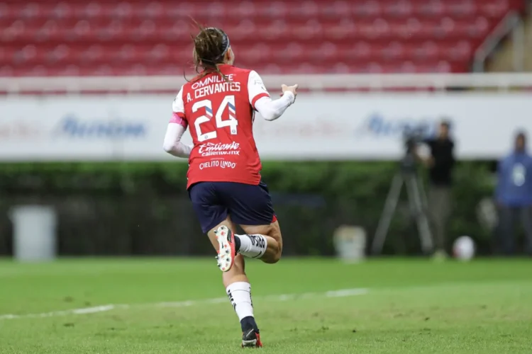 Licha Cervantes rompe redes y records  100 Goles con Chivas
