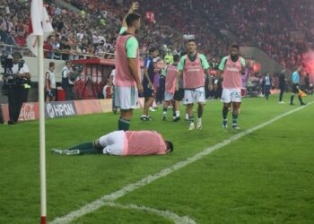 Un petardo causó pérdida auditiva parcial a un futbolista en el clásico griego