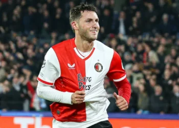 El Arsenal va por Santiago Giménez