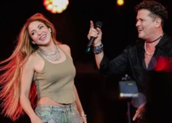 Shakira parece de sorpresa en el concierto de Carlos Vives