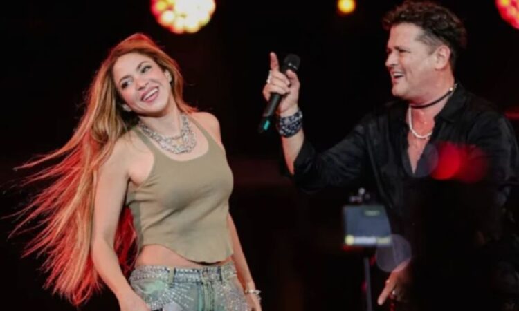 Shakira parece de sorpresa en el concierto de Carlos Vives