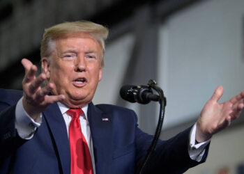 Trump multado con 10.000 USD por desobedecer orden judicial de silencio