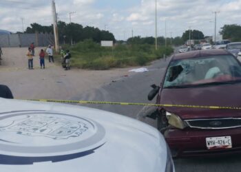 Muere motociclista al chocar contra auto