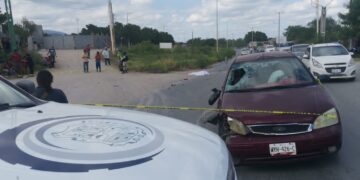 Muere motociclista al chocar contra auto