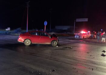 Tráiler impacta auto en crucero Victoria-El Mante; conductora sobrevive