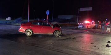 Tráiler impacta auto en crucero Victoria-El Mante; conductora sobrevive