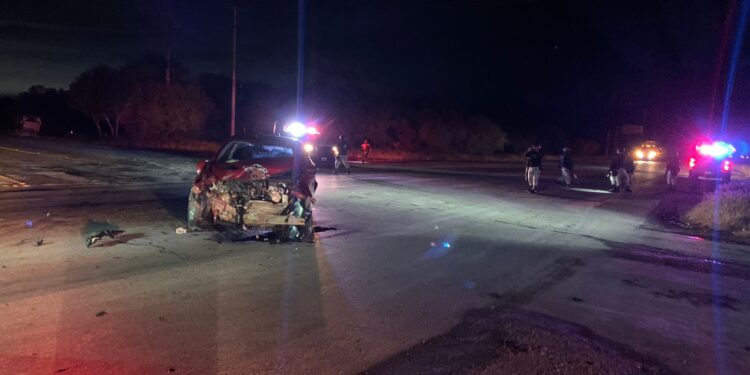 Tráiler impacta auto en crucero Victoria-El Mante; conductora sobrevive